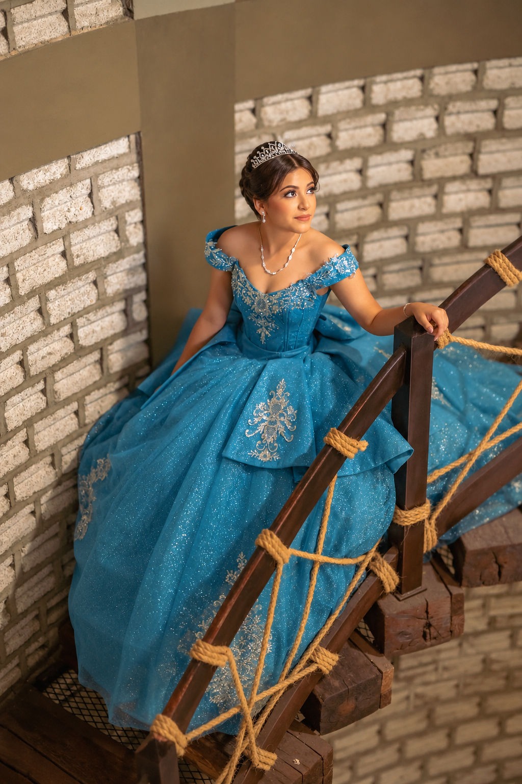 Sofí con su vestido de XV años en una escalera