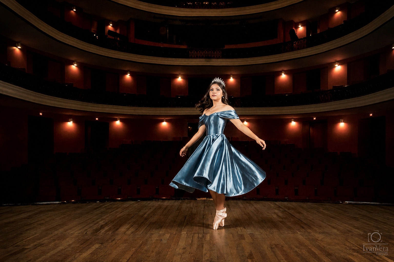 Sofí bailando en el escenario de un teatro