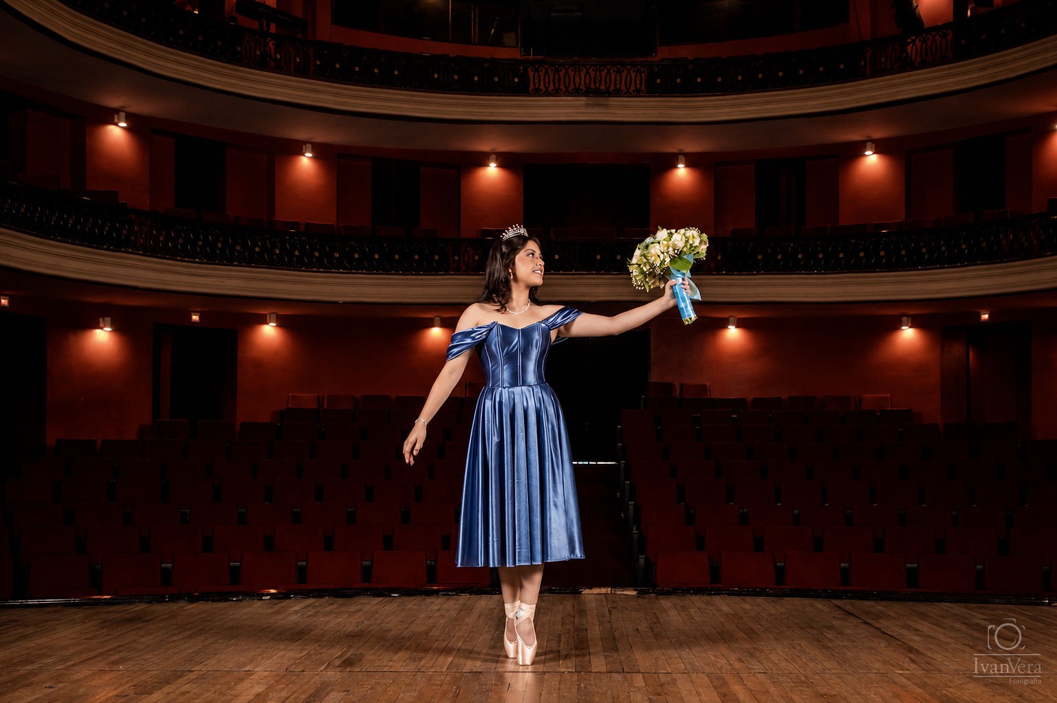 Sofí con un ramo de flores en el teatro