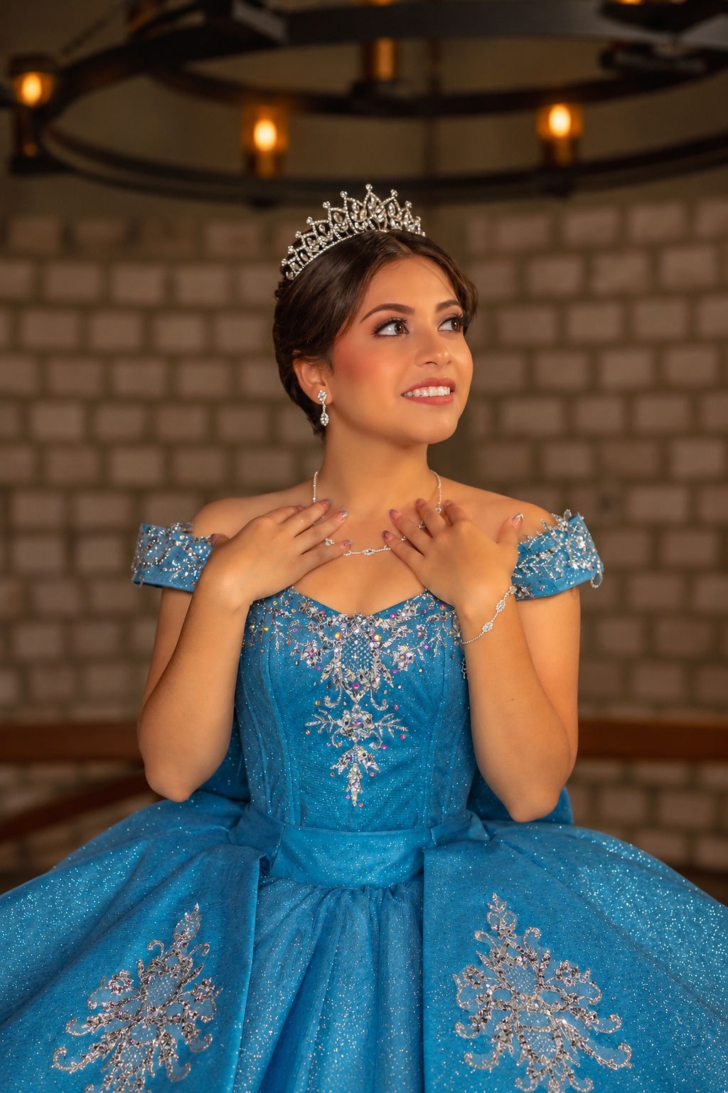 Sofí con su vestido azul y tiara de XV años