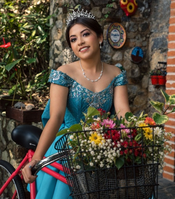 Sofí con una bicicleta llena de flores